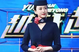 张蕾新造型亮相 一身“空姐”制服很端庄 黑色腰带成亮点图片