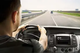 晚上跑高速时，若后车开远光灯怎么办？老司机：一招轻松解决问题图片