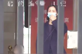 黄磊三胎儿子罕曝光，孙莉与儿子低调出门，4岁孩子身高到妈妈腰图片