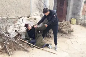 农村小伙救助女乞丐，拿全部积蓄给她看病，一年后小伙命运改变了视频封面