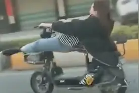 潮州“女车神”一路躺骑电动车狂奔 网友纷纷为其喊话交警视频封面