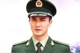 他原本只是一名快递小哥，因太帅被杨幂看中，如今已大红大紫图片