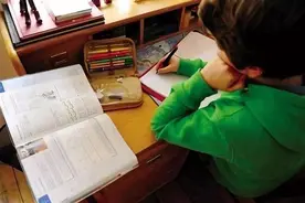 小学生做作业“偷工减料”，看见小朋友的做法，老师直言：是天才图片