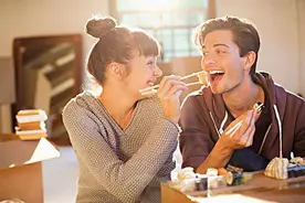 想知道男人是不是真的爱你，从和他一起吃顿饭的细节里就能看出来图片