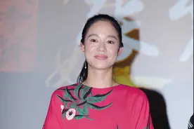 姜文老婆周韵很“贵气”，穿玫红色连衣裙配高马尾，优雅又大气图片
