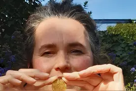 英国妇女玩儿子的金属探测器，在自家后院发现500年前金币图片