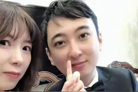 LOL小楼晒牌面照片，王思聪当司机专车接送，得知车型又开始酸了图片