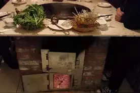 又见炊烟升起，勾起我回忆，大柴锅炖小鱼只是在梦里图片