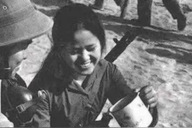 两个越南农村女人，70年代在战场上带走了一受伤士兵的爱情故事图片