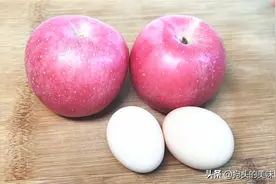夏天要多吃苹果，加两个鸡蛋，简单一做，柔软香甜，孩子很爱吃图片