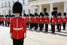 英国皇家掷弹兵近卫团，不只是女王的吉祥物，打伊拉克也能当先锋图片