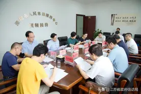【领导与信访】江苏省溧阳市委书记徐华勤接待来访农民工解决工资拖欠问题图片