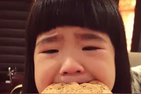 曹格女儿"整容式"长大，蜡笔小新变v字脸小美女，大长腿太抢镜图片
