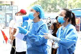 身披“重甲”挥汗如雨 她们是核酸采样的姑娘们图片
