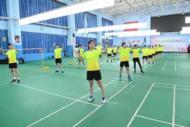 校园体育大展台：西安市第八十五中学羽毛球运动图片