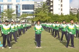全体学生齐跳创意武术操 | 2021年“奔跑吧·少年”儿童青少年主题健身活动（海南站）图片