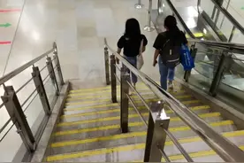 新加坡首推行人“走左”准则，网友称“是你阿公的路？”图片