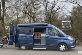 能装得下一辆摩托车，还有一张2米大床，这款福特露营车户外神器图片
