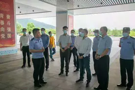 安巢经开区党工委书记、管委会主任黄卫东一行赴巢湖东站督导检查疫情防控和综合管理工作图片