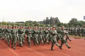 役前集中训练成效突出“准新兵”们到部队后适应高强度训练表现好受称赞图片