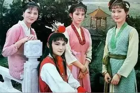 87《红楼梦》为她第一次出场，杨树云花2个小时，仅仅2秒镜头图片