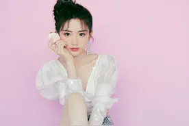 毛晓彤也是个长腿美女，元气超短牛仔裤搭配，减龄又有点小火辣图片