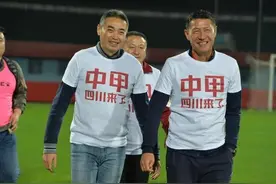 前国脚黎兵与歌星老婆甘萍现状！她50岁如30岁，结婚16年很恩爱图片