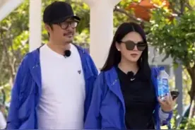 王岳伦李湘情侣打扮录综艺，嘴唇发白脸色不佳，亲密搂腰不抵触图片