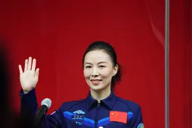 王亚平在太空中如何解决生理问题？看杨利伟怎么说图片