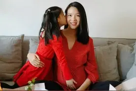 把女儿培养成了“双博士”，妈妈却被折腾得经常哭泣，以泪洗面图片
