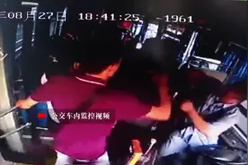 三名乘客车内扭打，公交司机挺身劝架时被抡了一拳视频封面