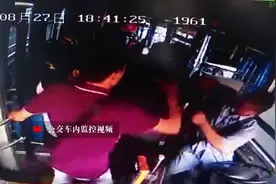 三名乘客车内扭打，公交司机挺身劝架时被抡了一拳视频封面