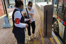 今天头班车起，沪上45条公交线路执行乘客测温图片