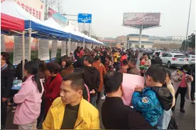 芦淞区“春风行动”新年第一场线下招聘会，为农民工提供上千个工作岗位图片