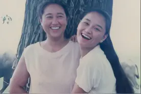 贾玲和逝世妈妈合照曝光，李焕英露庐山真面目，网友：妈妈好爱笑图片