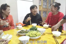农村一家晚饭吃啥？简单小炒吃的比肉还香！热闹氛围让我直想家！视频封面