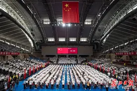 开学典礼上，近万名研究生齐唱《歌唱祖国》图片