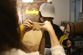 女孩未点餐被外卖员强送外卖，还报出真实姓名！警方查清了图片