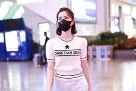 毛晓彤穿白色短袖毛衣搭配牛仔裤，脚踩帆布鞋甜美时尚图片