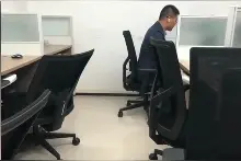 南京：博士答辩突然停电，派出所里完成图片