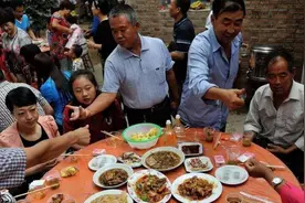 在农村宴席上，为何喝酒的人越来越少？是不喜欢，还是怕什么？图片