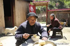 8旬夫妇久居深山，男主自称姜太公，说“县太爷”曾经去拜访过图片