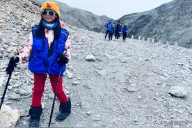 青海7岁小姑娘登上岗什卡雪峰！图片