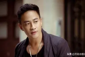 44岁何润东扛妻沙漠拍照，身材健硕出汗反光，结婚多年感情深厚图片
