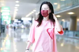 张萌也爱少女粉，宽松T恤配运动裤休闲甜美，哪有老板娘的架子图片