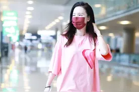 张萌也爱少女粉，宽松T恤配运动裤休闲甜美，哪有老板娘的架子图片