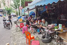 实拍街边修鞋摊很冷清，大学不开学生意少，大妈绣鞋垫补贴家用图片