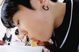韩网热帖  BTS防弹少年团田柾国，做偶像是专业的，吃也是专业的图片