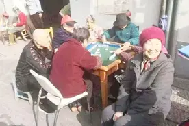齐达内亚洲蹲看打麻将现场，拨拢大妈胳膊被嫌弃视频封面