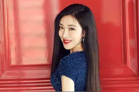 菅纫姿真是“尤物身材”，一袭蓝色蛋糕裙大气妩媚，气质照样出众图片